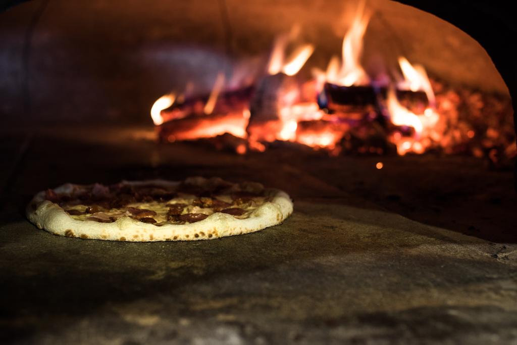 vista de cerca de la pizza italiana hornear en horno de ladrillo en el restaurante
 - Foto, imagen