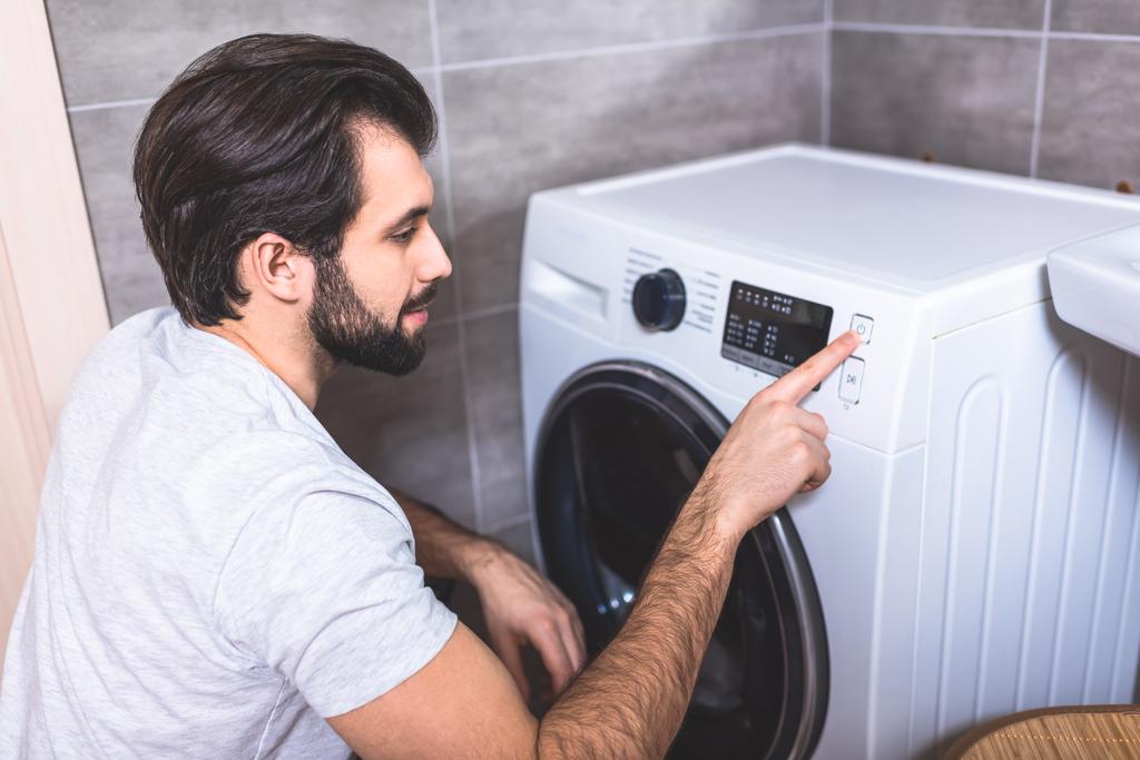 yakışıklı yalnız ayarı çamaşır makinesi programında banyo - Fotoğraf, Görsel