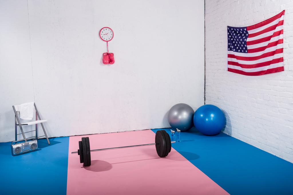 Americká vlajka, činka, Boxerské rukavice, fit míče a magnetofon v tělocvičně - Fotografie, Obrázek