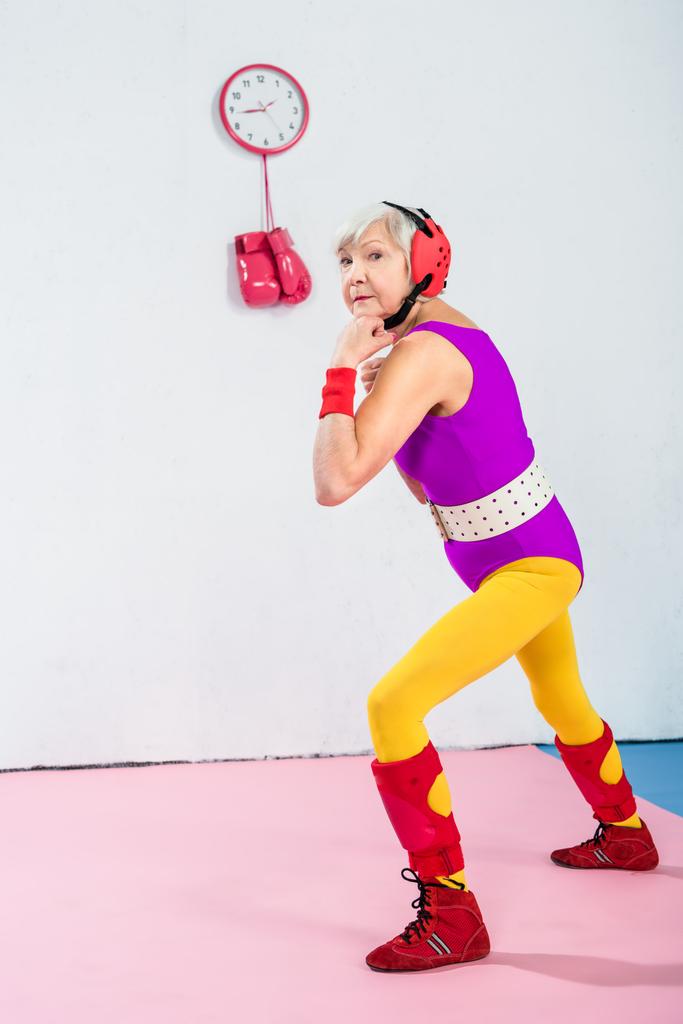Eğitim ve kameraya bakarak üst düzey kadın boksör görünümünü tam uzunlukta - Fotoğraf, Görsel