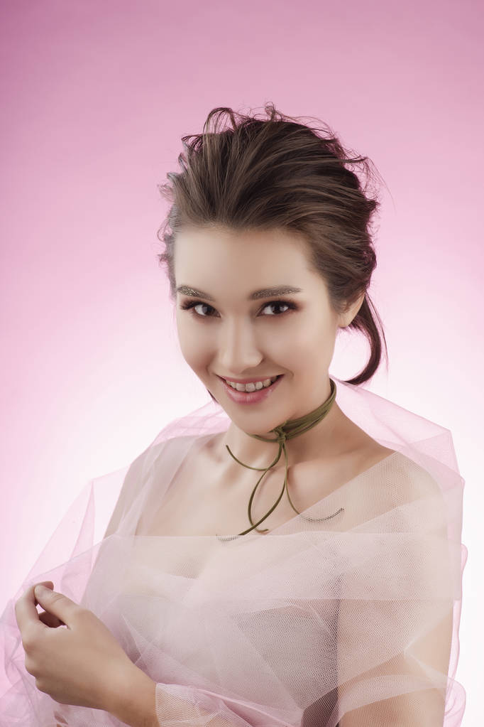 Портрет красивой улыбающейся большой груди азиатской девушки носить Пи
 - Фото, изображение