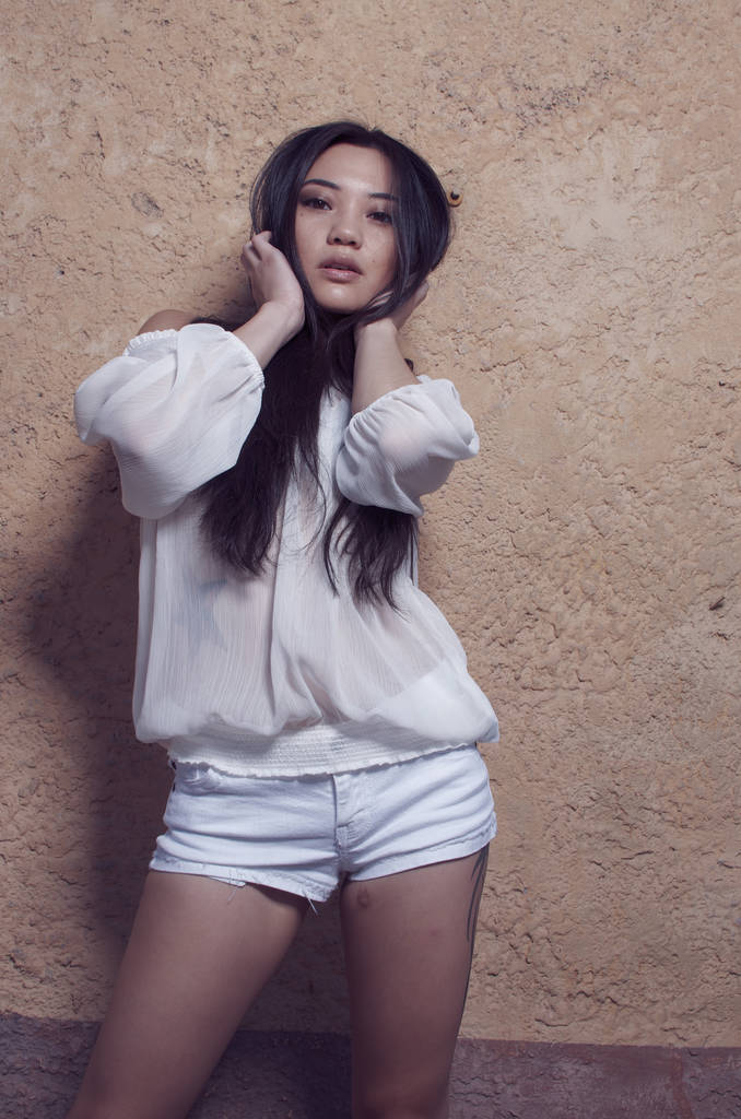 Gyönyörű fiatal ázsiai modell hosszú gyönyörű haj - Fotó, kép