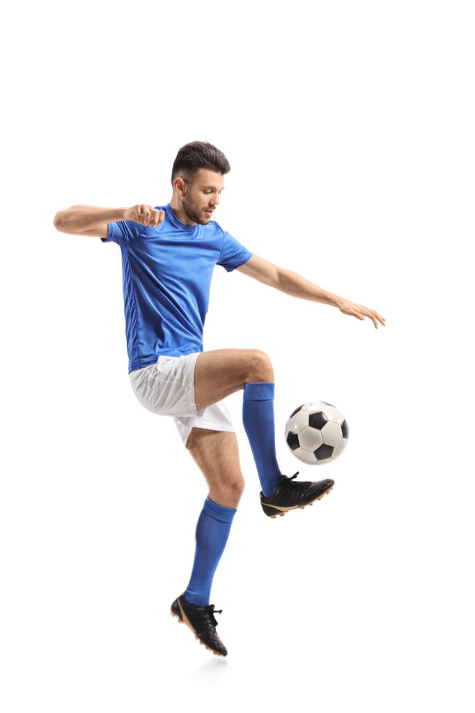 Profilbild eines Fußballers, der isoliert auf weißem Hintergrund jongliert - Foto, Bild