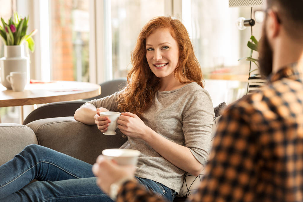 usmívající se žena pití čaje - Fotografie, Obrázek