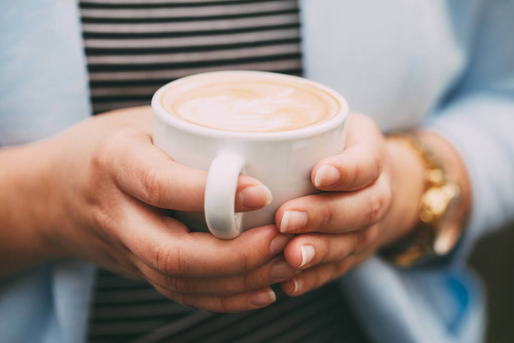 жіночі руки з чашкою кави
 - Фото, зображення