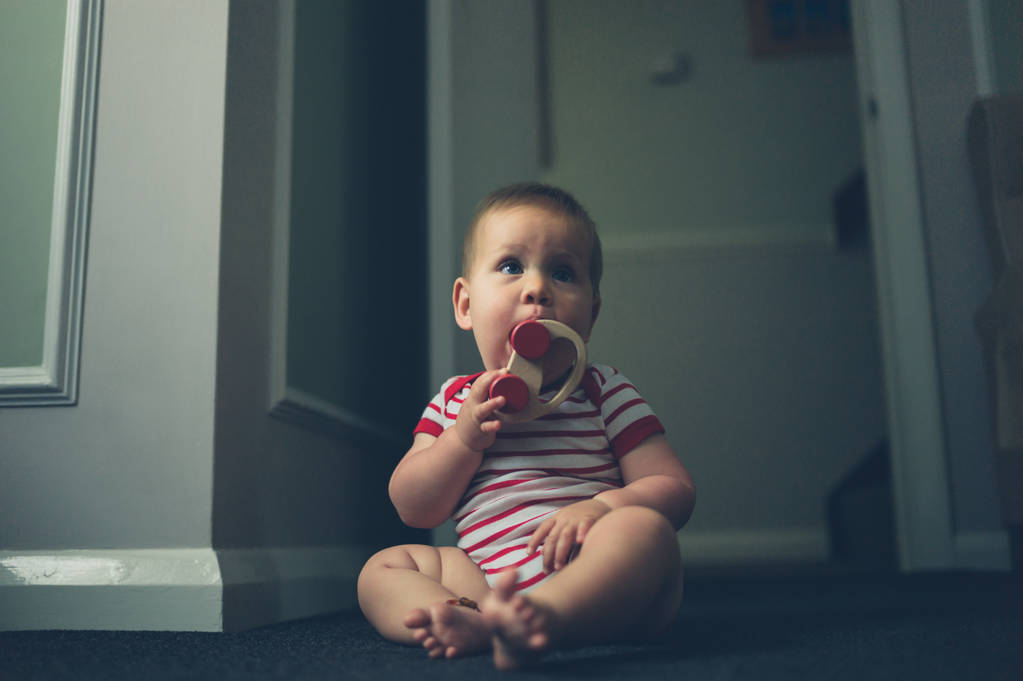 家の床で遊んで赤ちゃん - 写真・画像