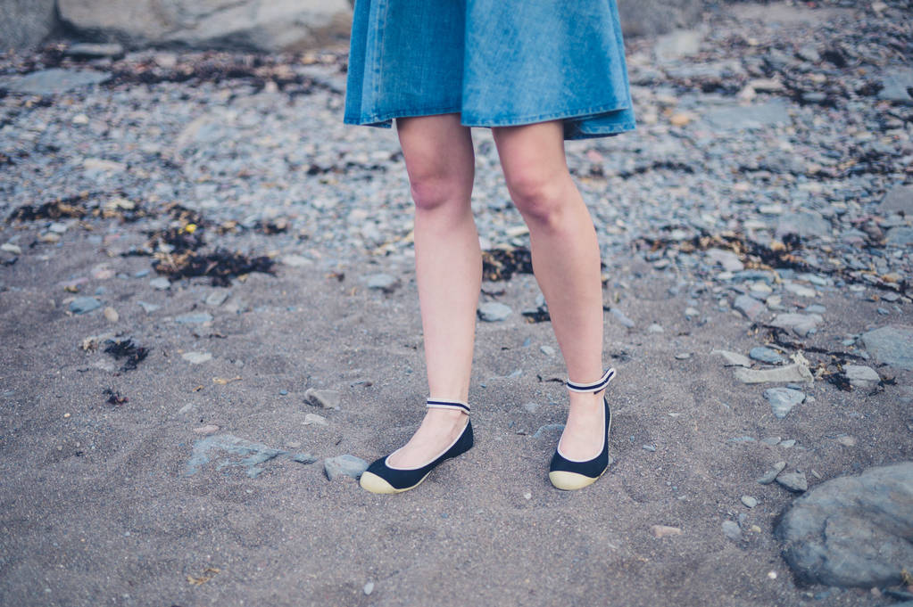 Nohy a chodidla mladé ženy stojící na pláži - Fotografie, Obrázek
