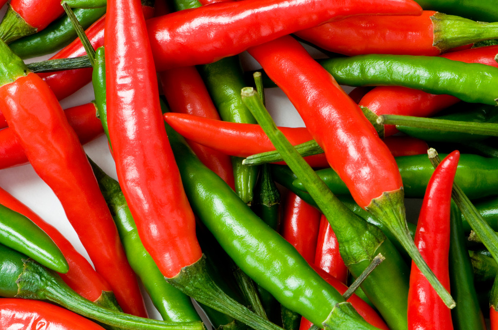 κόκκινες και πράσινες πιπεριές τσίλι - Φωτογραφία, εικόνα