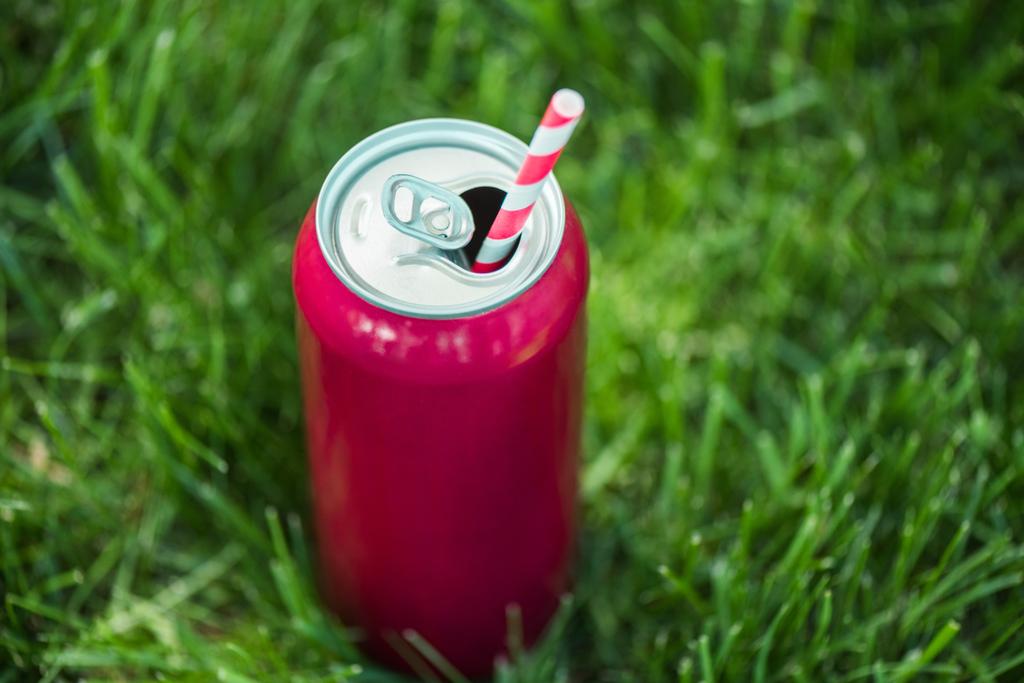 ピンクの飲み物の表示に近いが 藁の上に緑の芝生 ロイヤリティフリー写真 画像素材