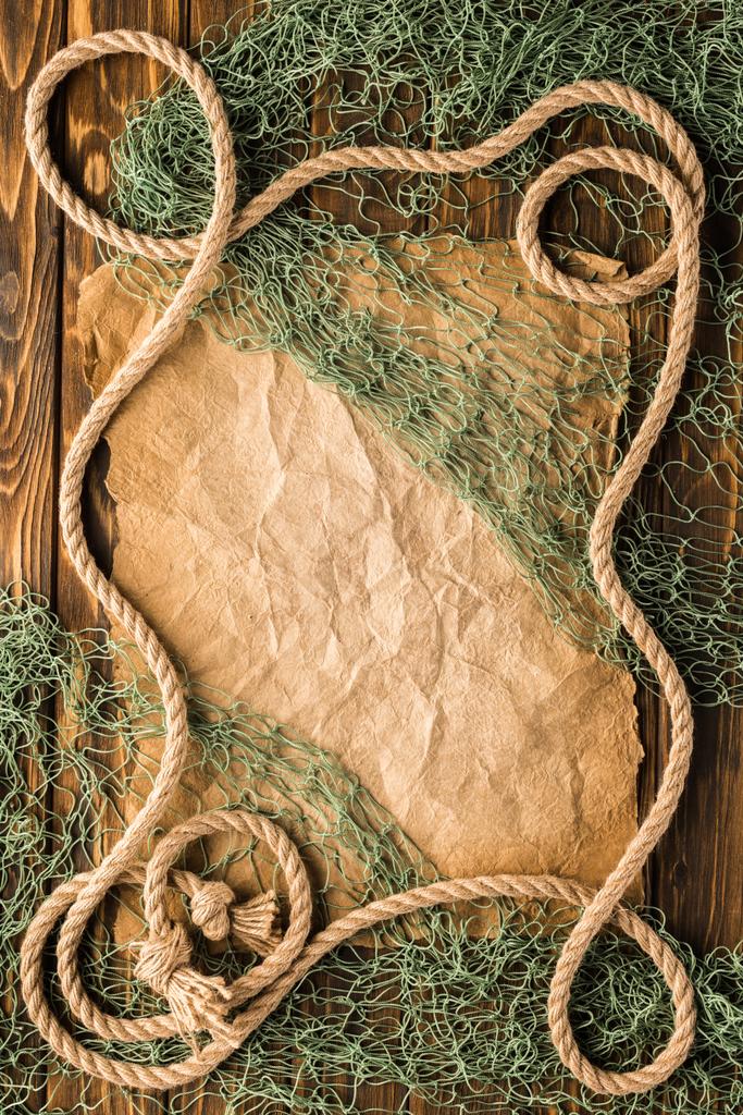 vista superior de papel arrugado en blanco con cuerda y red de pesca
 - Foto, Imagen