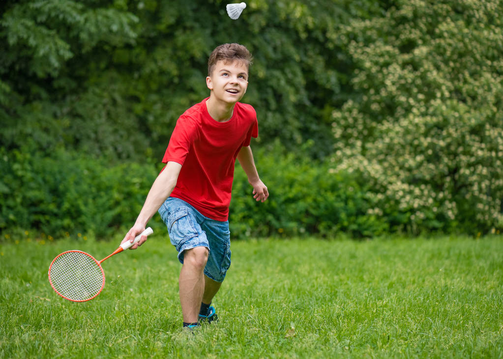 Genç çocuk Park badminton oynamaya - Fotoğraf, Görsel