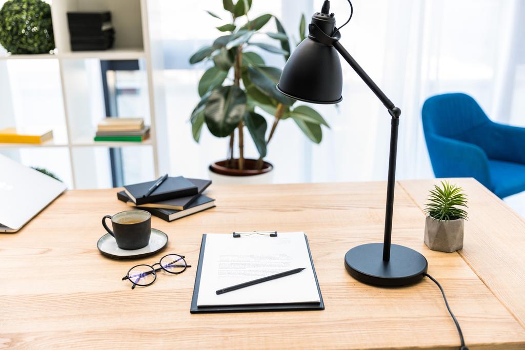 一杯のコーヒー、眼鏡、ドキュメント、オフィスで職場でランプのクローズ アップ表示 - 写真・画像
