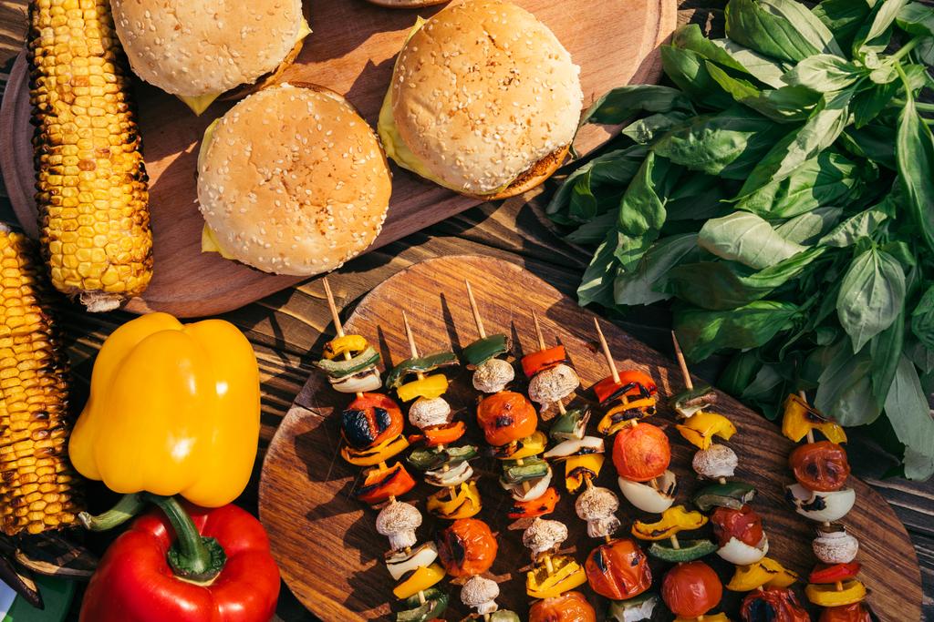 Овочі на шампурах і гамбургерах на грилі на відкритому повітрі барбекю
 - Фото, зображення