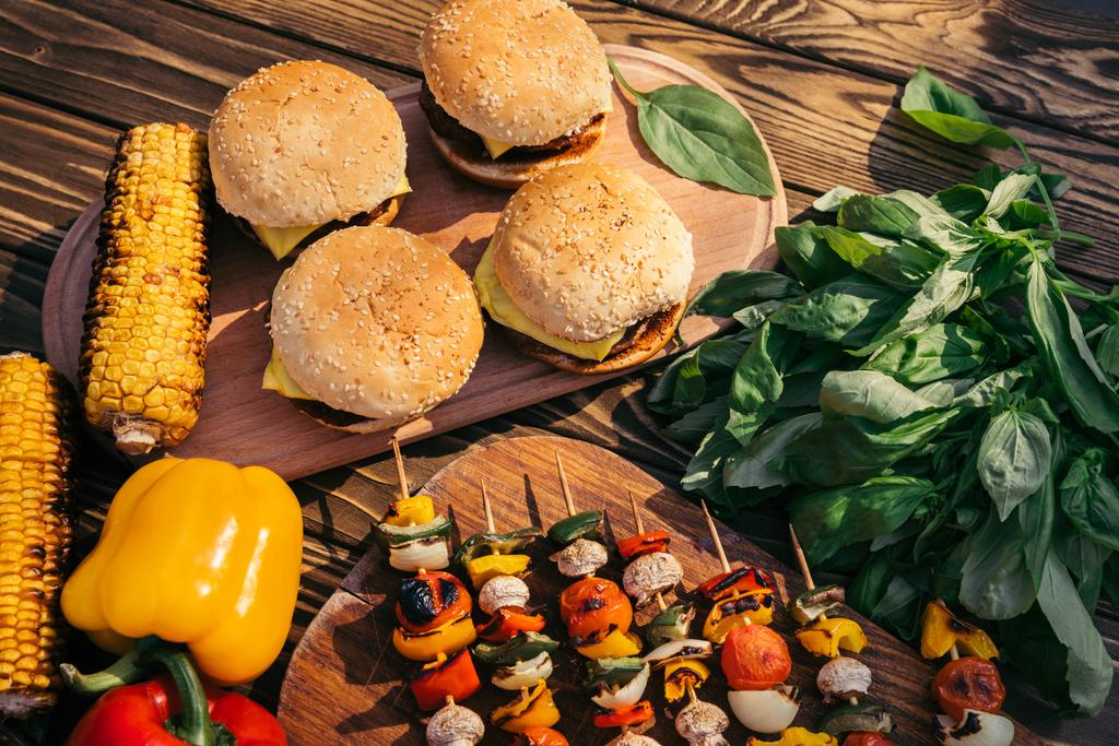 Délicieux hamburgers chauds et légumes cuits à l'extérieur sur le gril
 - Photo, image