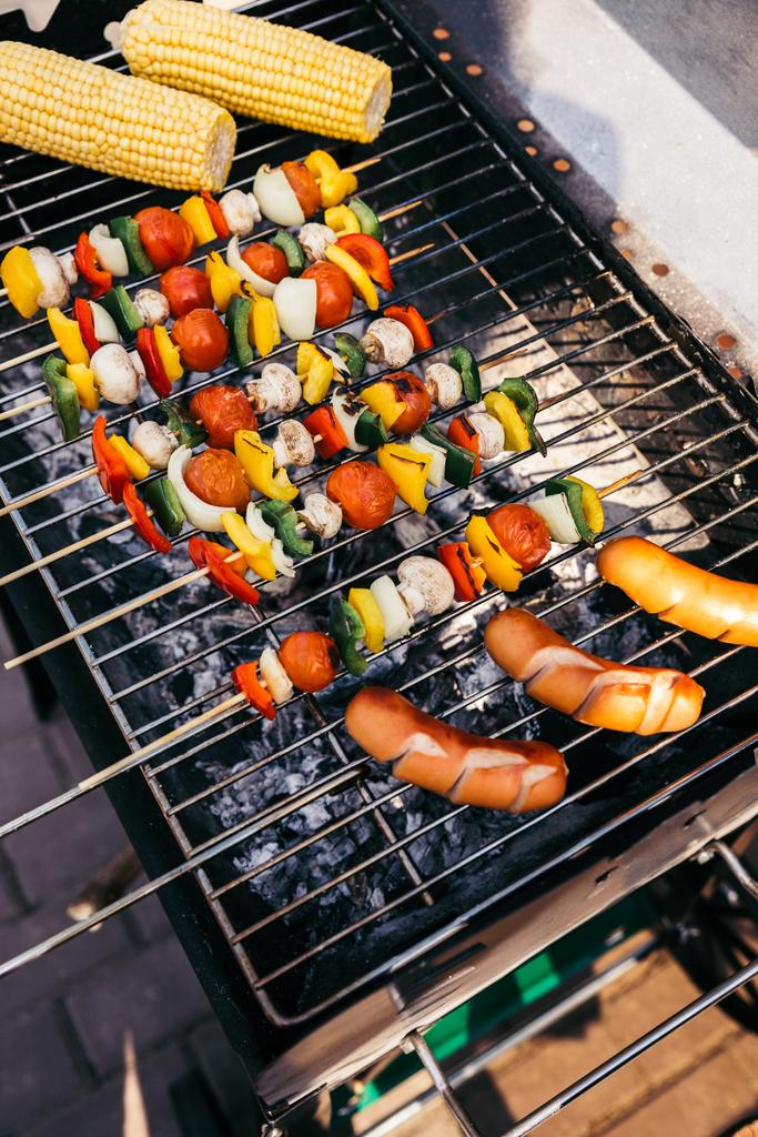 Grillowane kiełbaski na grilla na świeżym powietrzu z warzyw - Zdjęcie, obraz