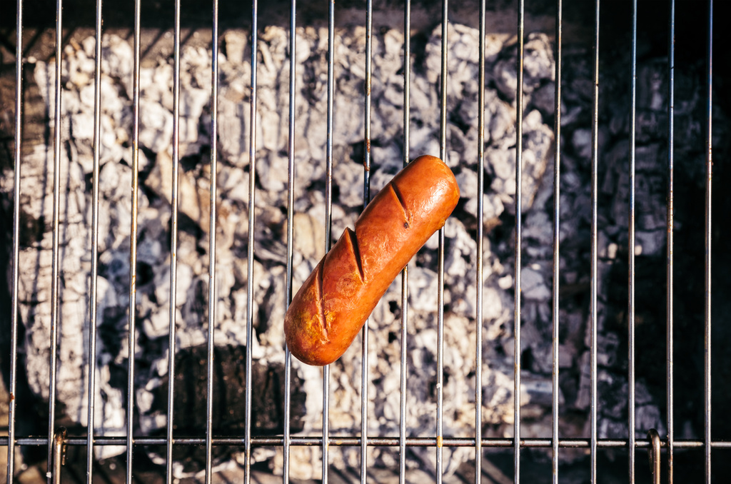 Bovenaanzicht van gegrilde voor openlucht barbecue worst - Foto, afbeelding