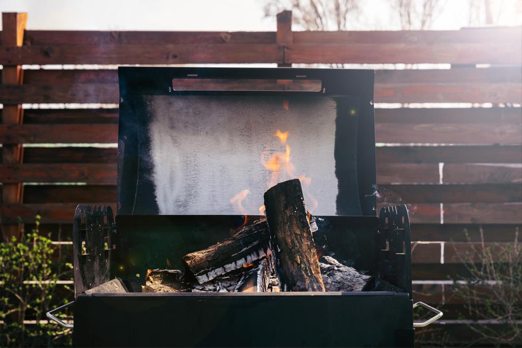 Holzscheite brennen im Grill für Grillen im Freien - Foto, Bild