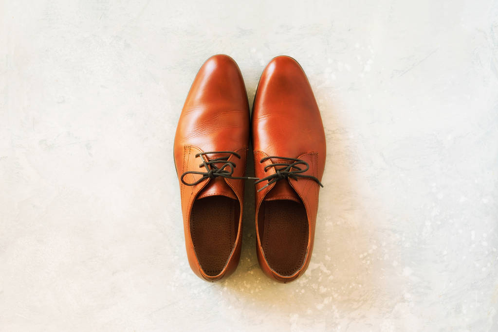Bovenaanzicht van mode mannelijke schoenen op een grijze achtergrond. Verkoop en shopping concept. Kopiëren van ruimte. - Foto, afbeelding