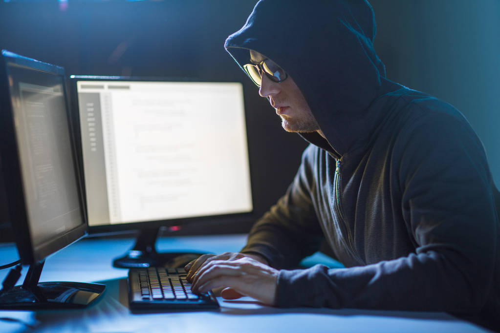 хакер использует компьютерный вирус для кибератаки
 - Фото, изображение