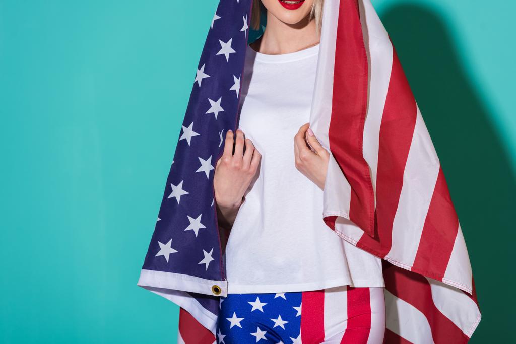 vista parziale della donna in camicia bianca con bandiera americana su sfondo blu, che celebra il concetto del 4 luglio
 - Foto, immagini