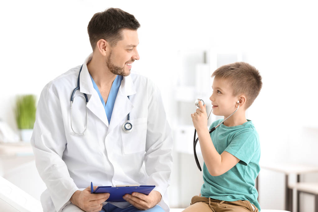 Дитячий лікар з маленьким хлопчиком в лікарні
 - Фото, зображення