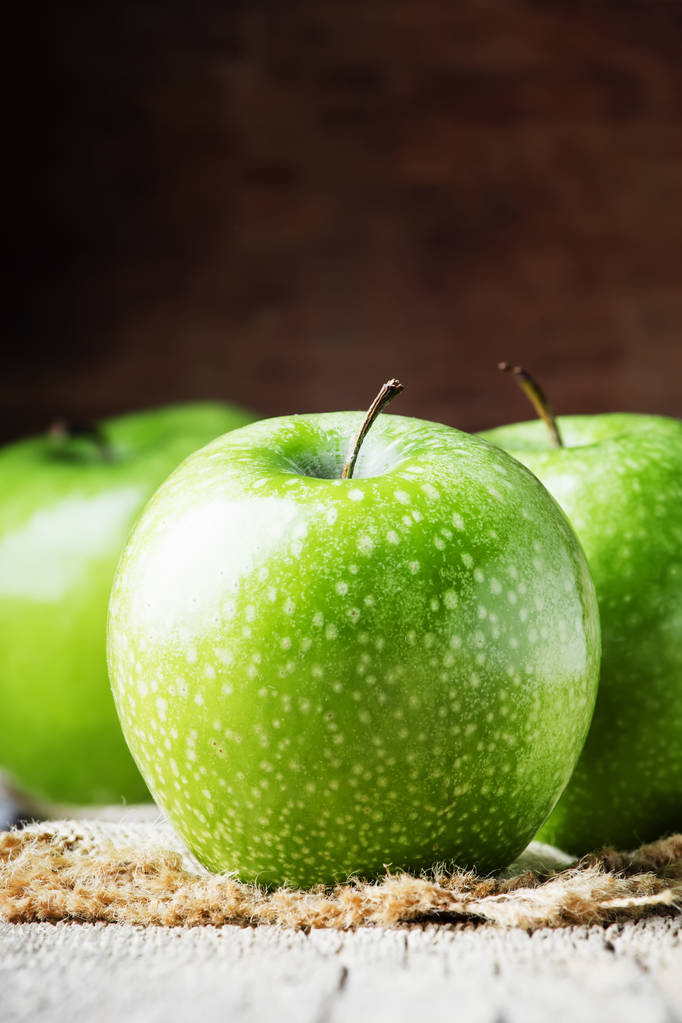 Szüreti fa háttér, szelektív összpontosít zöld alma - Fotó, kép