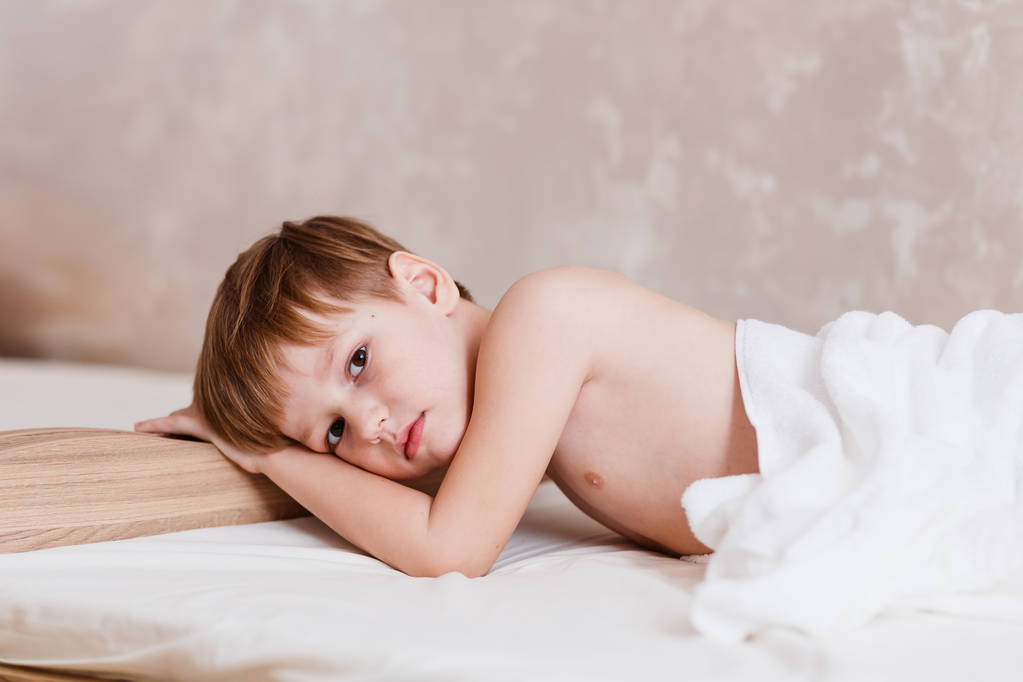 θλιβερή αγόρι, έξι χρονών, ξαπλωμένη στο κρεβάτι - Φωτογραφία, εικόνα