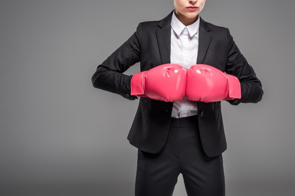 vista recortada de una fuerte empresaria posando en guantes de boxeo, aislada en gris
 - Foto, imagen