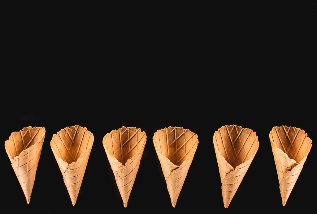 pohled shora řádku chutné zmrzlinové kornouty izolované na černém pozadí - Fotografie, Obrázek
