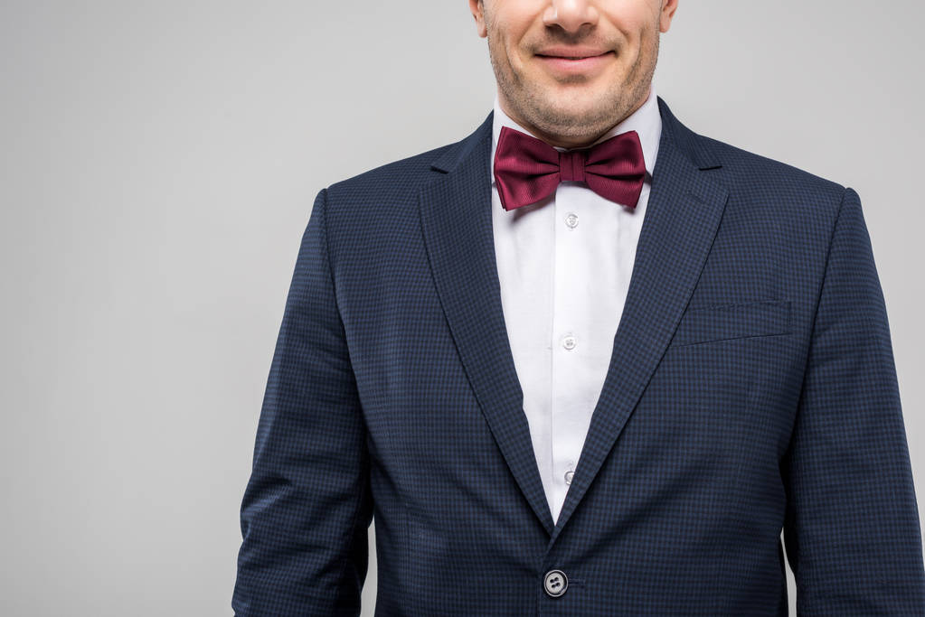 обрізаний вид людини в смокінгу і краватці, ізольований на сірому
 - Фото, зображення