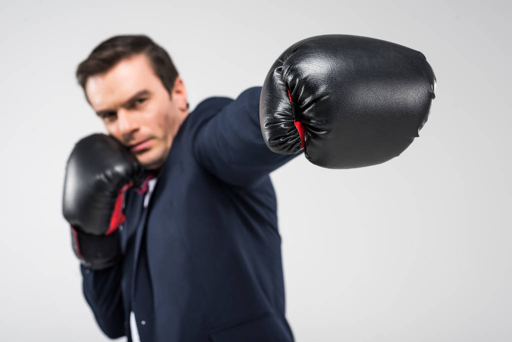 enfoque selectivo del hombre serio en guantes de boxeo, aislado en gris
 - Foto, Imagen