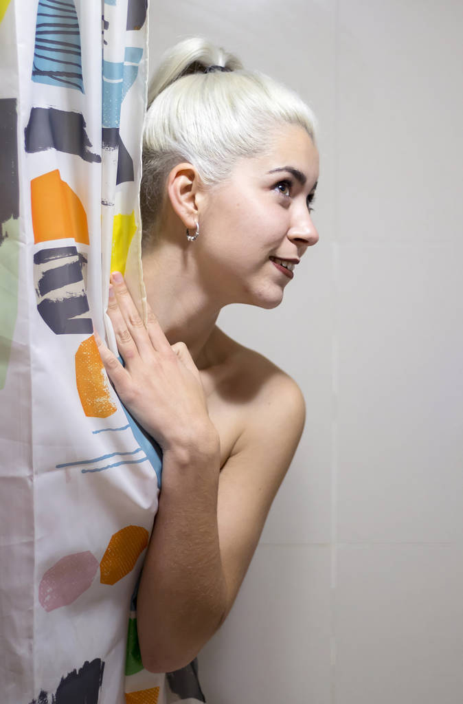Piękna kobieta uśmiechający się obejmujące jej ciało z prysznicem kurtyna - Zdjęcie, obraz