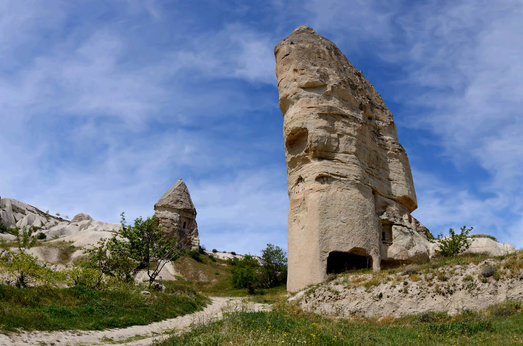 Deux anciennes églises chrétiennes en ruine taillées en pierre de tuf tendre, Cappadoce, Goreme, Turquie
 - Photo, image