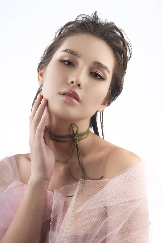 Belle jeune fille asiatique gros seins portant un voile rose sur elle
 - Photo, image