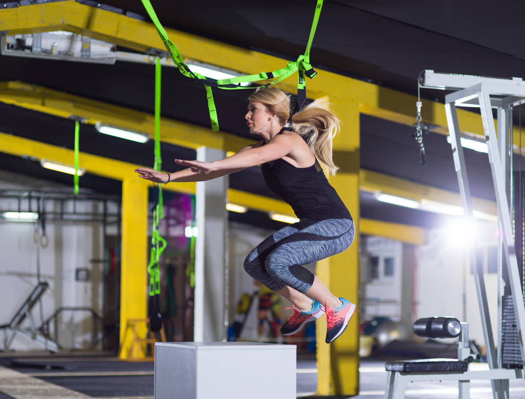 žena cvičit skoky na fit box - Fotografie, Obrázek