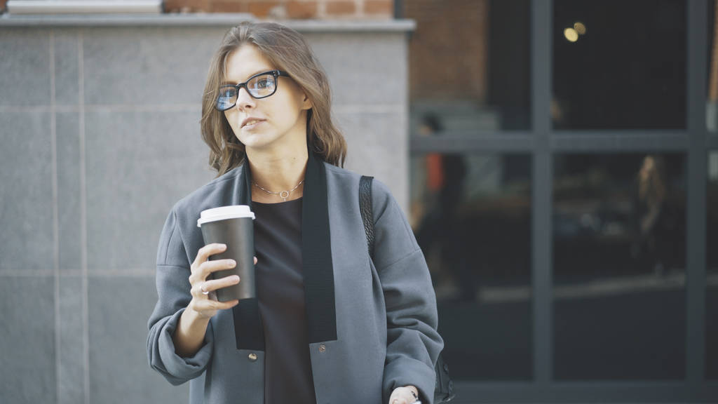 Podnikatelka v brýlích s kávou mimo - Fotografie, Obrázek