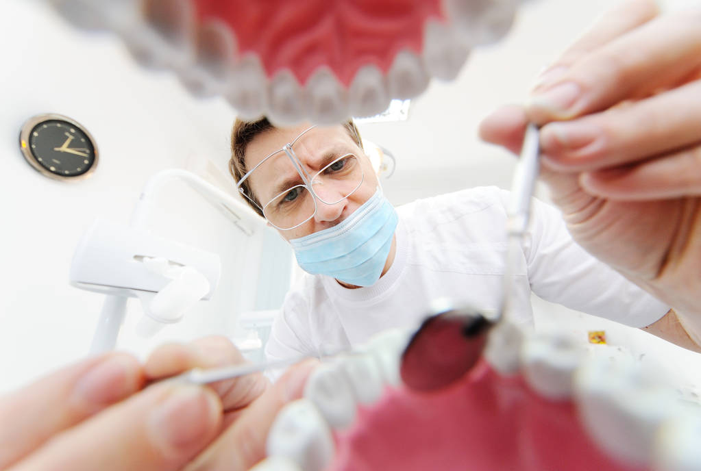 θέα από το σαγόνι του ασθενούς στον οδοντίατρο - Φωτογραφία, εικόνα