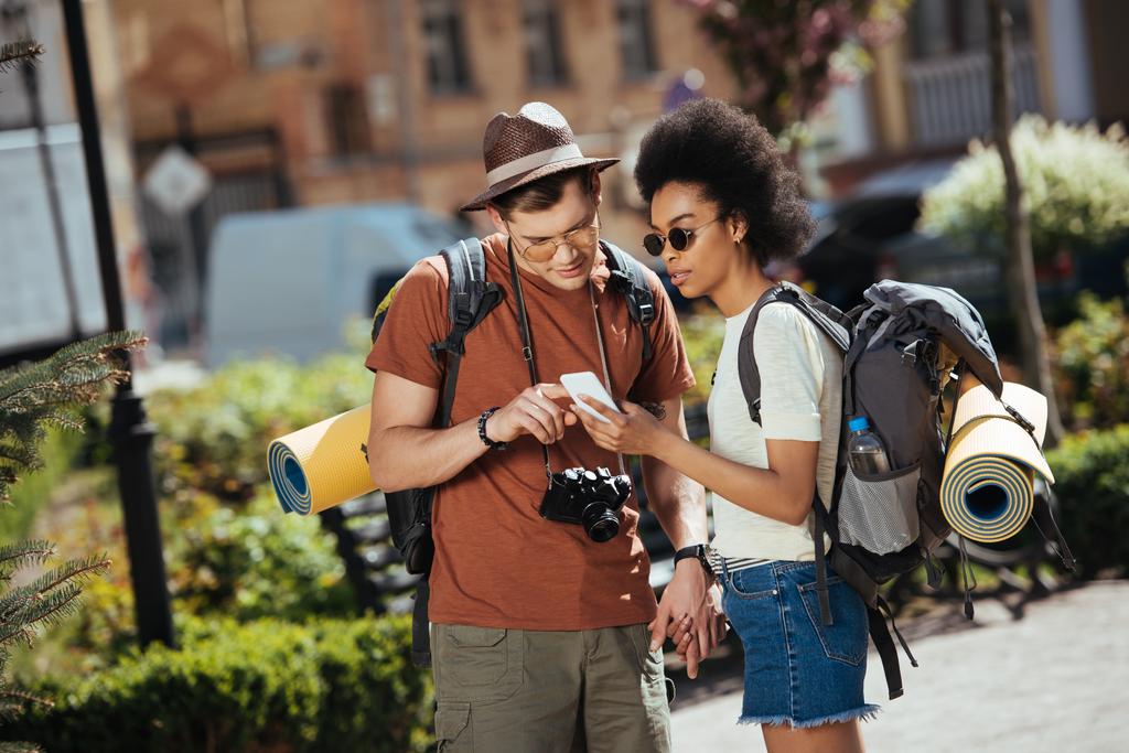 молодая пара туристов со смартфоном ищет место назначения
  - Фото, изображение