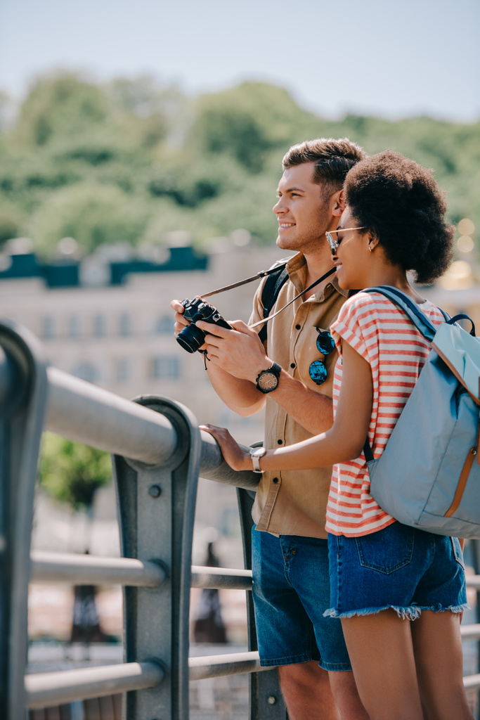 jovem turista masculino com câmera e afro-americana namorada
  - Foto, Imagem