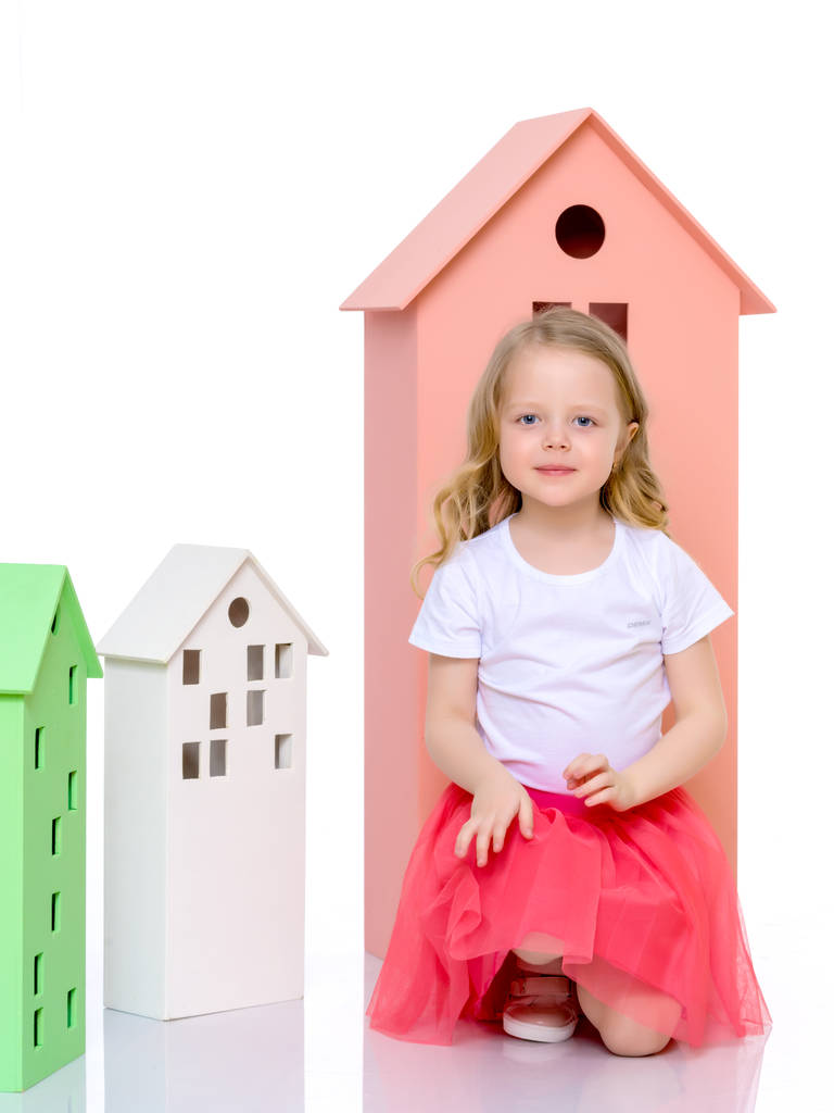 Kleines Mädchen spielt mit Holzhäusern. - Foto, Bild