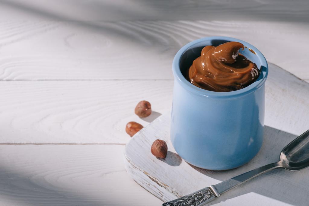 taza azul con pudín de chocolate en la mesa de madera
 - Foto, imagen