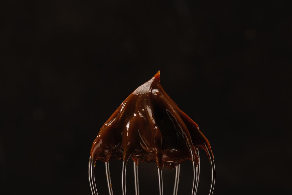 savoureux chocolat au fouet isolé sur noir
 - Photo, image