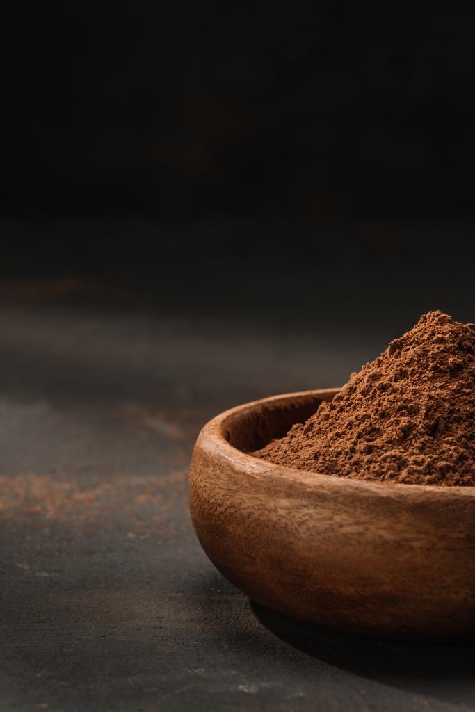 imagen recortada de cacao en polvo en cuenco de madera en la mesa
 - Foto, Imagen