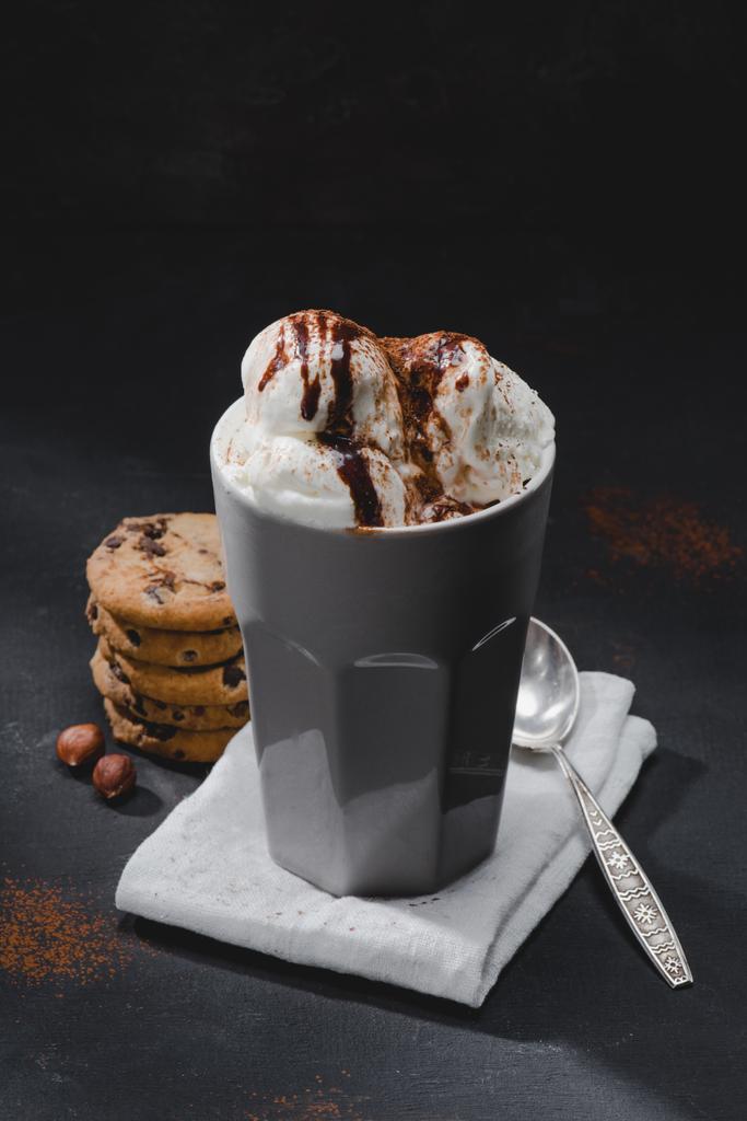 lahodnou zmrzlinu v poháru a soubory cookie v tabulce - Fotografie, Obrázek