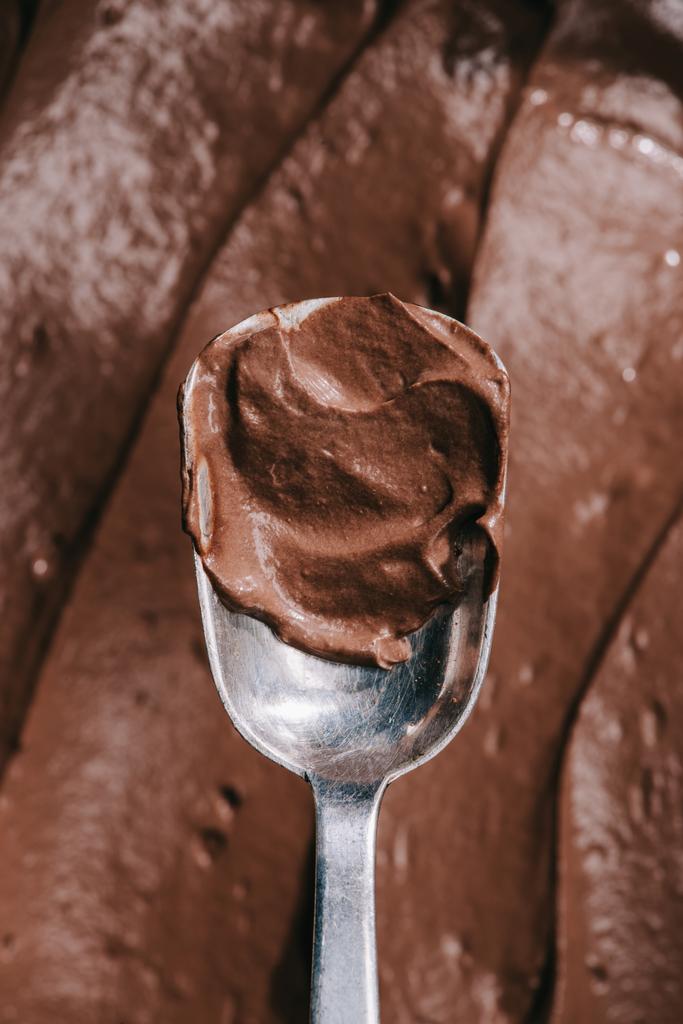 vista superior de la cuchara con sabroso y apetitoso chocolate marrón
 - Foto, Imagen