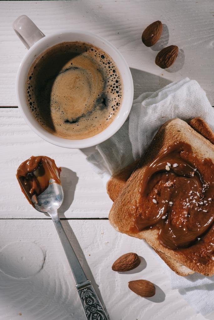 Widok z góry chleba toastowego z czekolady i kawy na biały drewniany stół - Zdjęcie, obraz