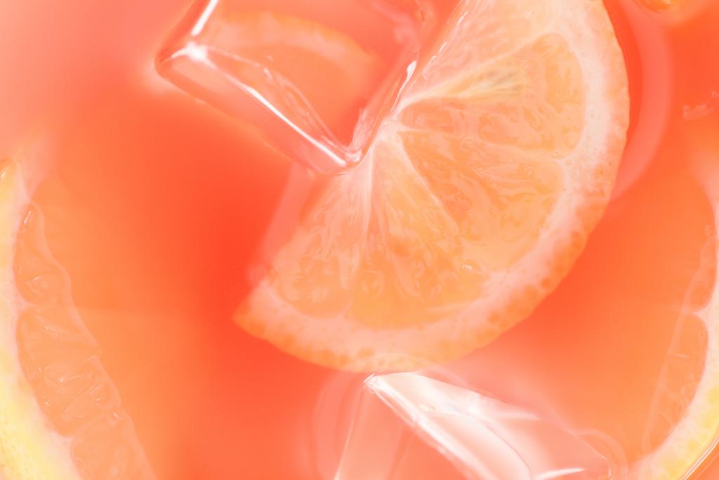 закрыть вид на свежий коктейль с кубиками льда и кусочками лимона
 - Фото, изображение