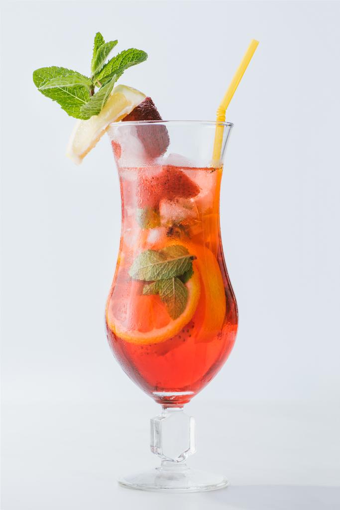 lähikuva kesän cocktail jäällä, minttu, sitruuna ja appelsiini kappaletta eristetty valkoinen
 - Valokuva, kuva