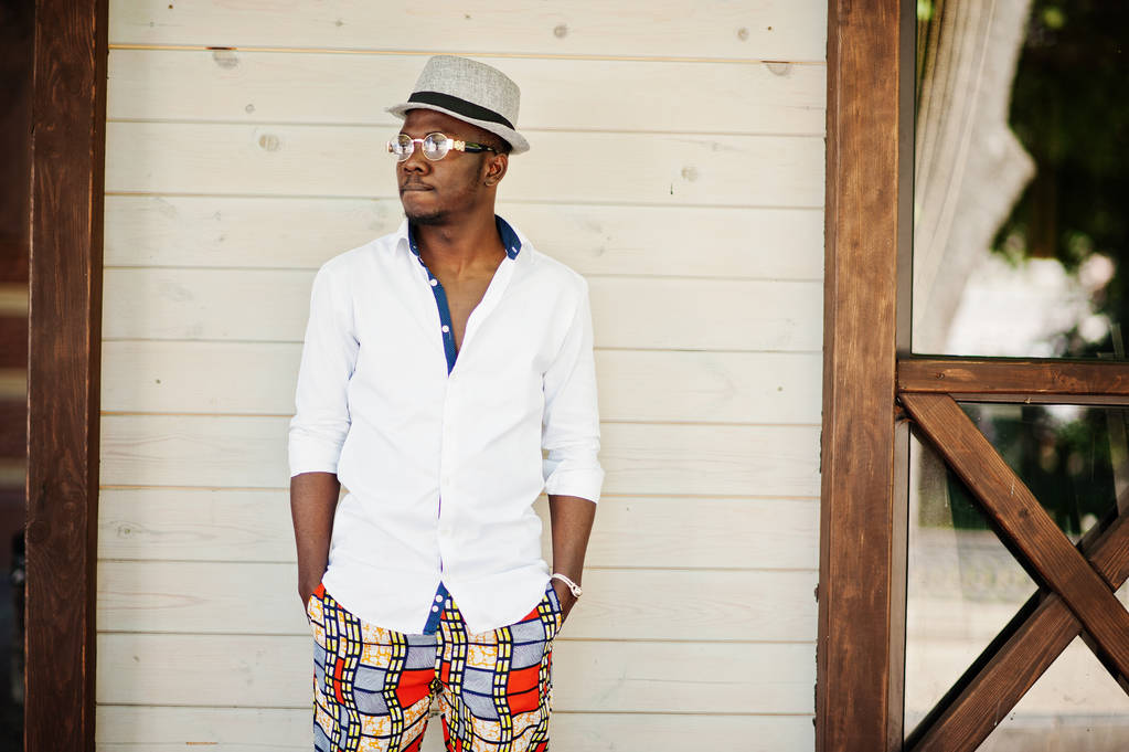 Stylová africká americká muž v bílé košili a barevné kalhoty wi - Fotografie, Obrázek