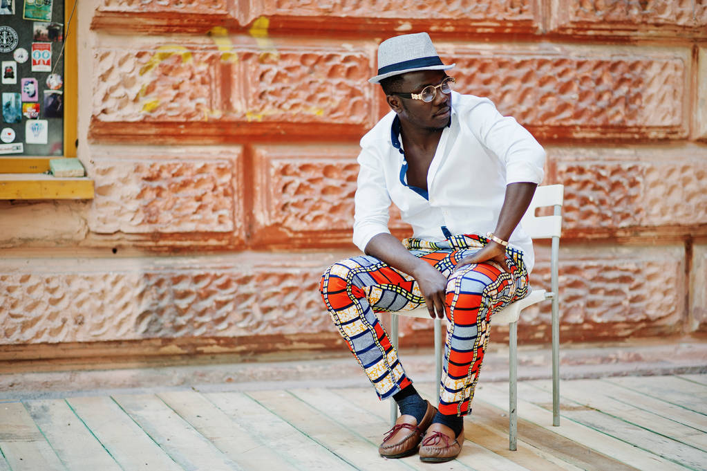 Kablosuz beyaz gömlek ve renkli şık Afro-Amerikan erkek pantolon - Fotoğraf, Görsel
